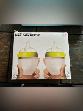 Comotomo Baby Bottle - Soft Silicone, Green Caps (2 Pack)